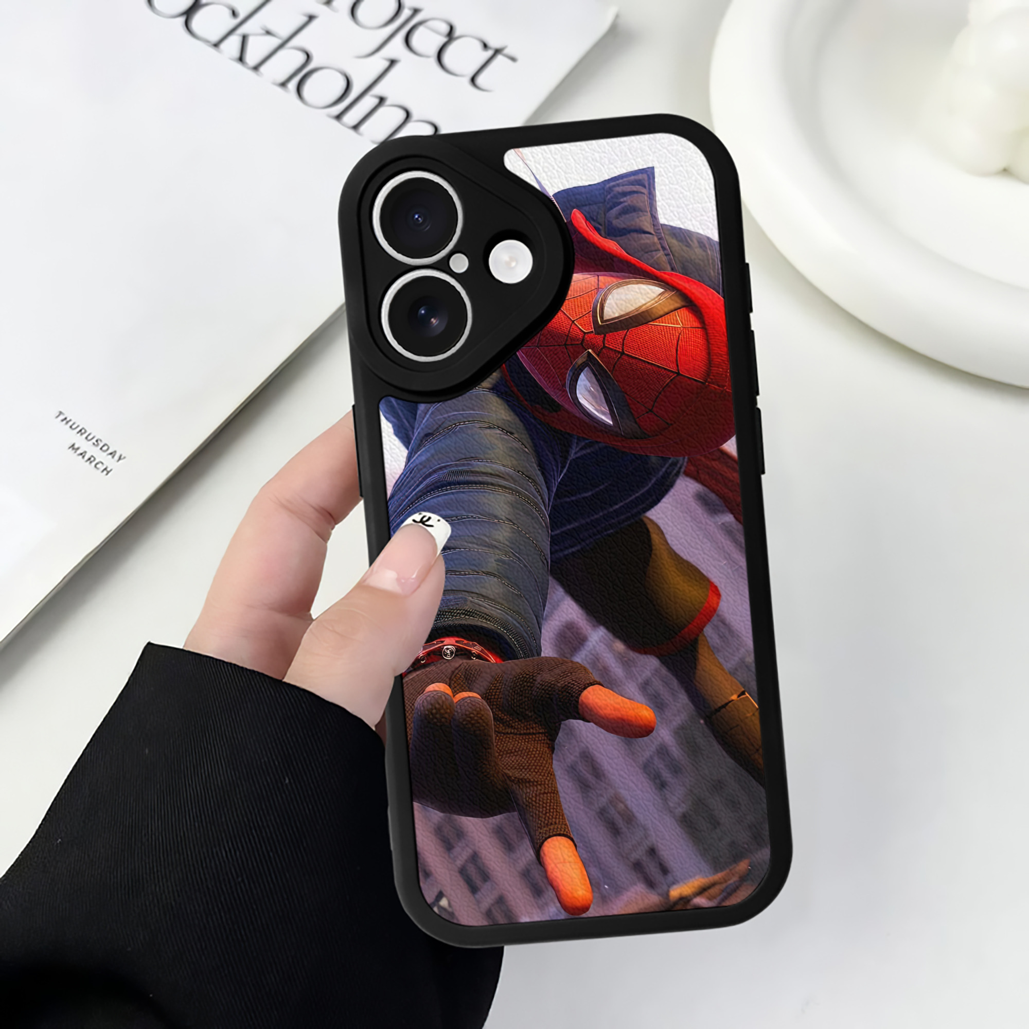 Spider Man スパイダーマン 【iPhone 16シリーズ対応】シリコンスマホケース（レザー調） 材質：シリコン